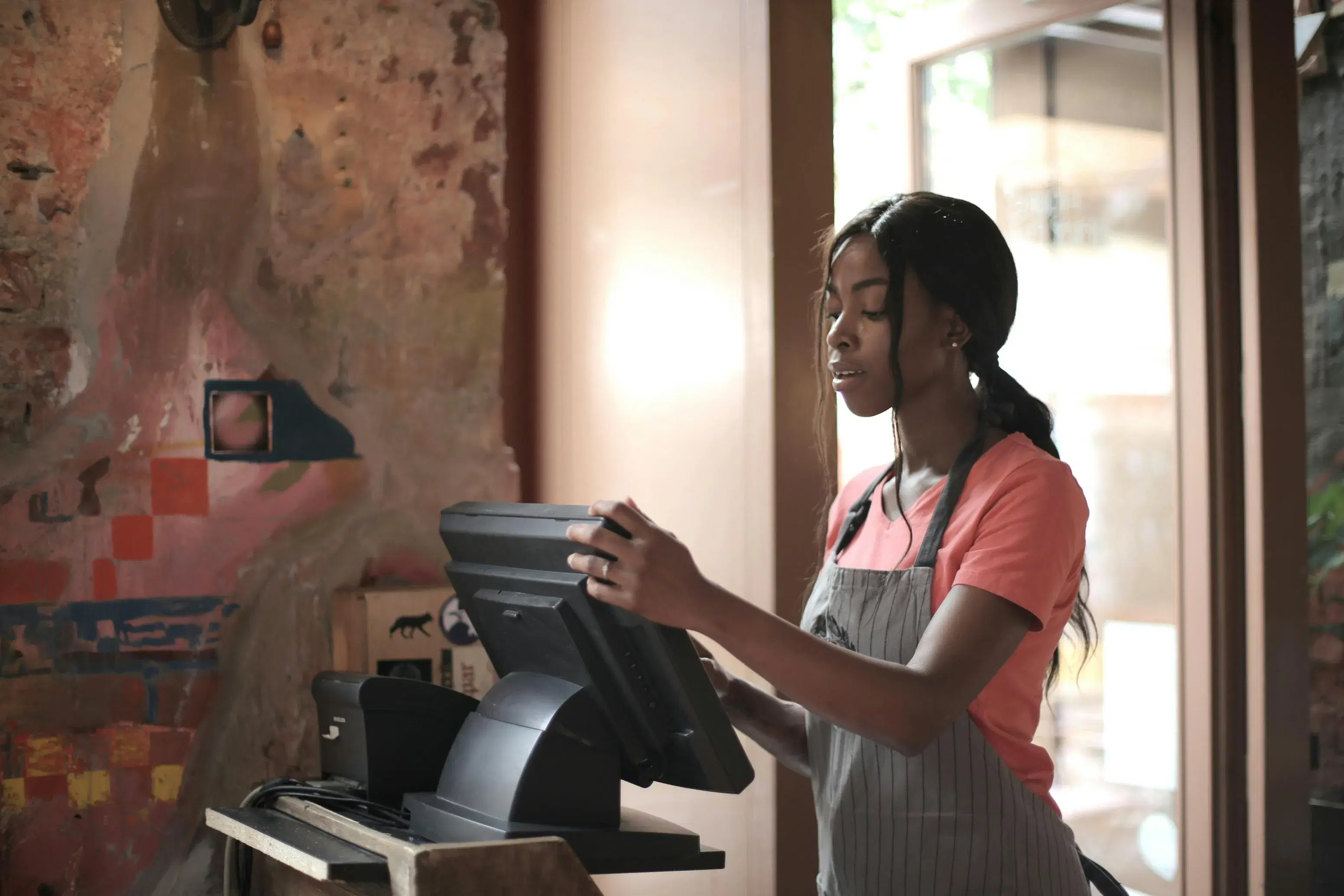 POS System vs. Cash Register: What’s Better for Small Businesses?